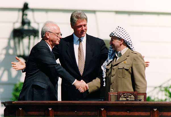 bill_clinton2c_yitzhak_rabin2c_yasser_arafat_at_the_white_house_1993-09-13